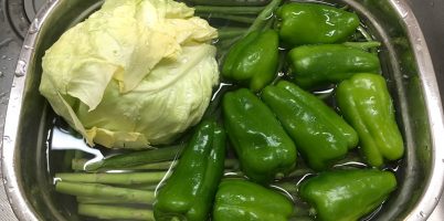 安心やさい溶液に野菜を漬ける