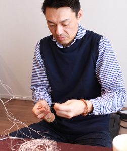 麻を編む谷さん